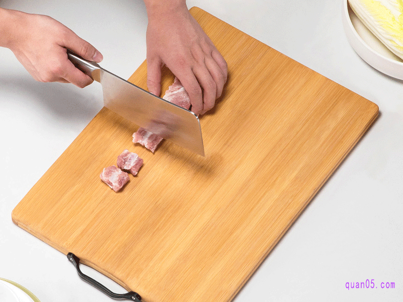 每次使用完主菜板以后，都要用菜刀将竹菜板上的食物残渣刮干净