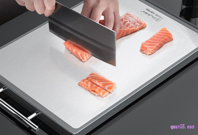 双面不锈钢菜板的两个面都是可以用来切肉的，不过更建议使用不锈钢面切肉