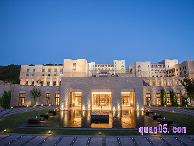 美团古北水镇大酒店1晚+古北水镇景区门票2张+汤泉体验券2张+古北水镇景区不限摆渡次数